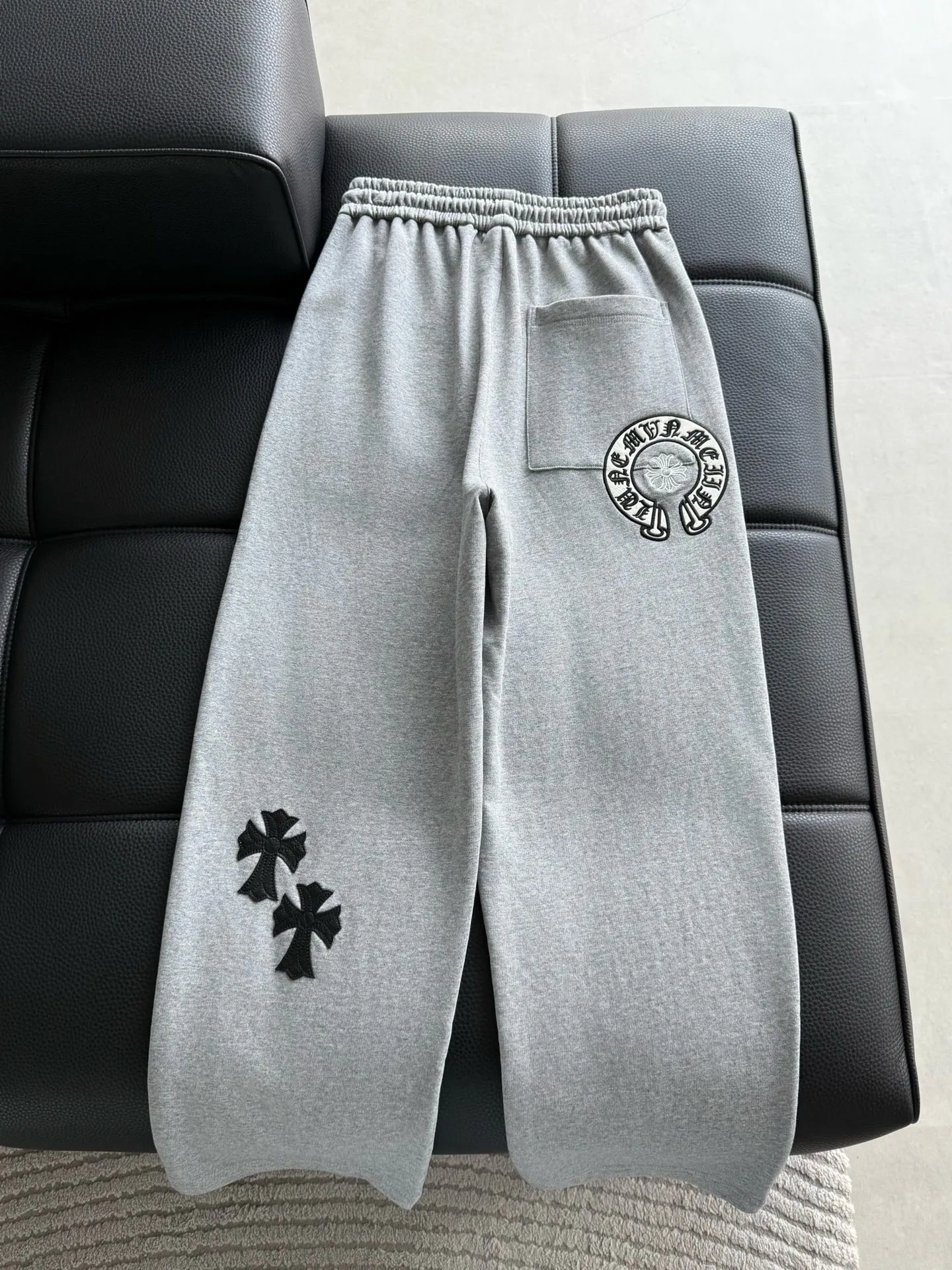 P486 ChromeHearts ChromeHearts terry trousers, pursuit of quality and absolute guarantee of quality! The texture is clearly visible, the texture is soft, delicate and smooth, and the customized three-dimensional embroidery and leather craftsmanship are full of drape! The workmanship is fine and the shoulder lines are smooth. All imported chain machines are used to make the shoulder rolling strips. It has a certain thickness and is not made of cheap material but has a shiny feel that is comfortable and not tight on the upper body. It is the most avant-garde street item that can be easily matched by both men and women!  Color: black white Size: m-3xl Style number: 3750